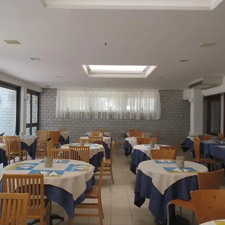 מלון Ambra 3*
